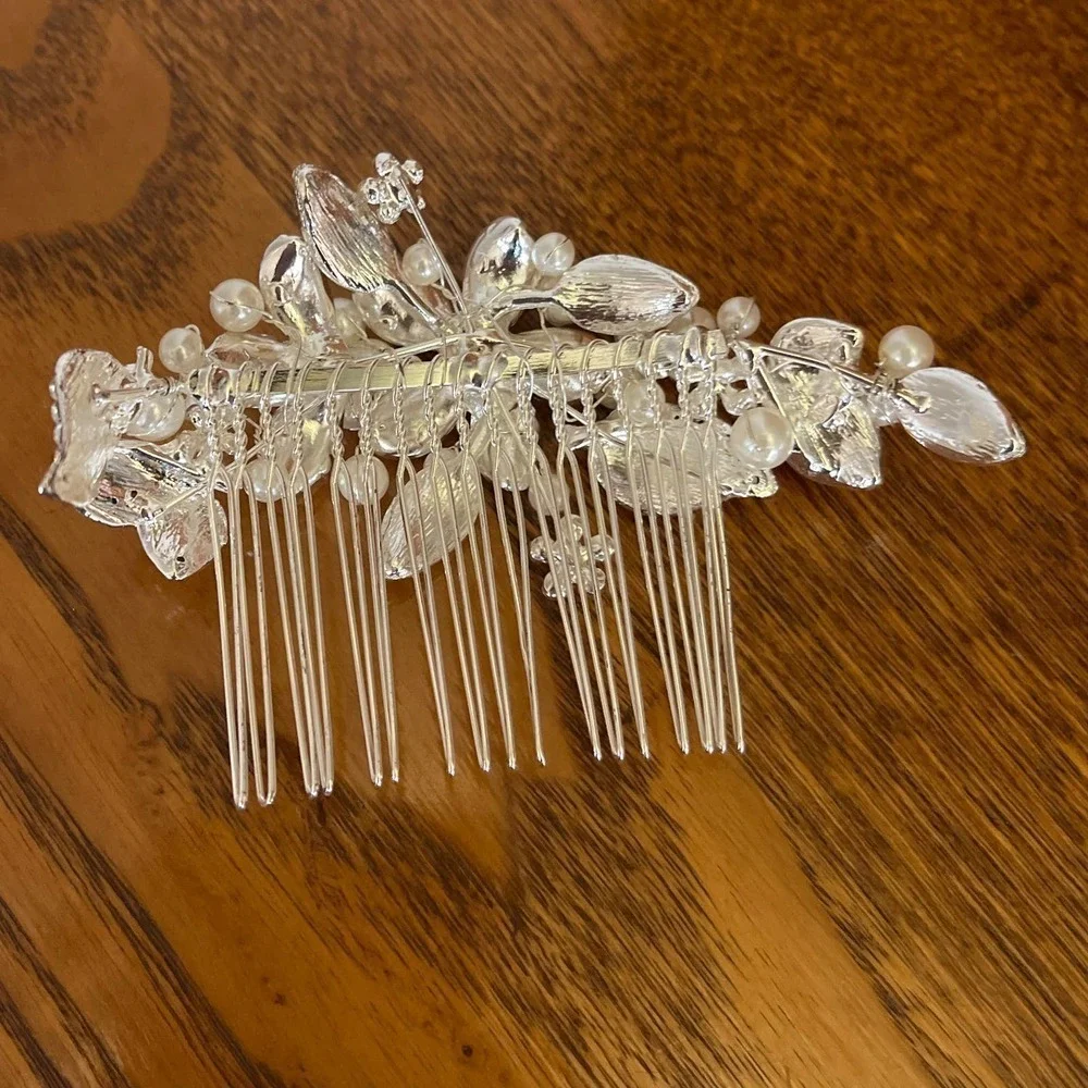 Faux pearl and rhinestone hair comb accessory